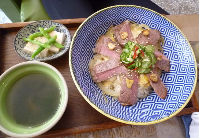 日本の喫茶店のようなお店で日本の定食がいただける、雰囲気はいいですが、味はまあまあ。