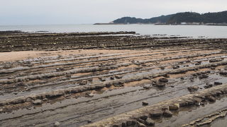 鬼の洗濯板（隆起海床と奇形波蝕痕）は国指定の天然記念物です。
