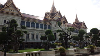 タイ様式と西洋様式の融合された建物があります