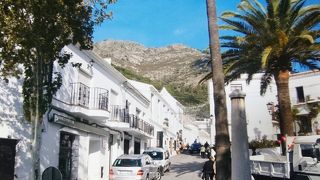 青空に白壁がピッタリです