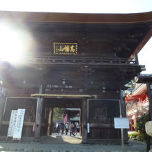 歴史を感じる仁王門