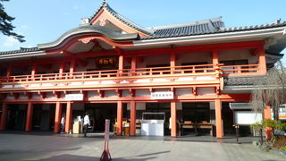 広い敷地にさまざまな施設があります