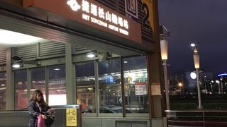 空港出たすぐのところにメトロ入り口