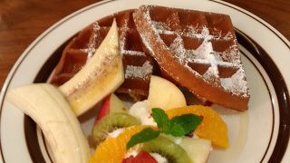 グルテンフリーのワッフルやサンドイッチ、パスタなどがあるおしゃれなカフェ