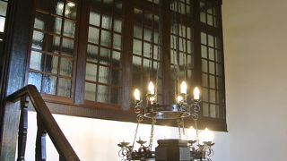 赤いハーフティンバー。イギリスのカントリーハウスみたい。