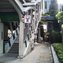 ナナ駅、ソイ6側階段の先にエレベーター