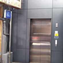 ナナ駅のエレベーター（地上階）