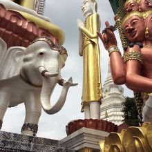 隣の寺の銅像の隙間から見るワットパクナーム