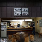 しっかり味が染みた油揚げに上品な薄味の酢飯