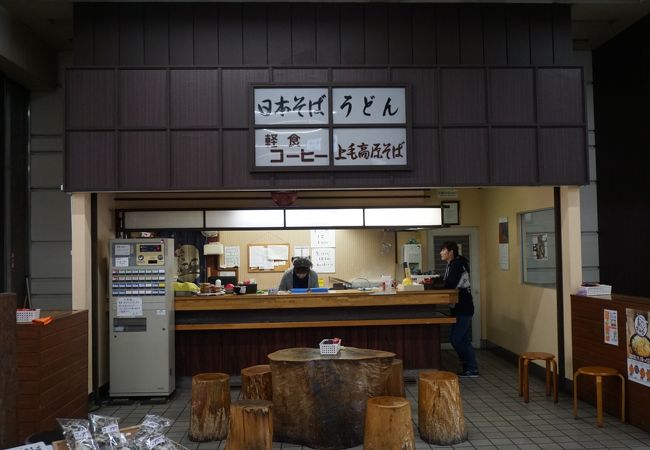 しっかり味が染みた油揚げに上品な薄味の酢飯