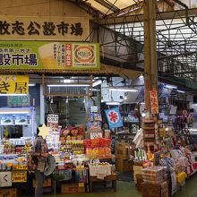 沖縄らしい商品が並んでいます
