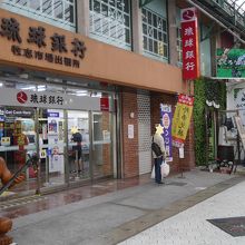 琉球銀行前には三線を持ったシーサーがいます