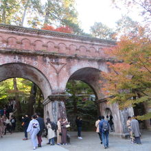 水路閣があります