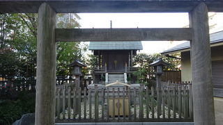 抜弁天の交差点にあります