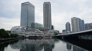 水辺にたたずむ都会的な横浜の街の眺めを楽しめます