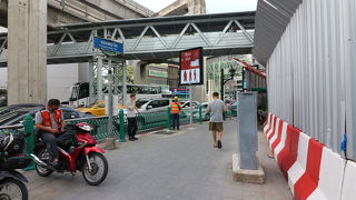 パヤタイ駅下を通る