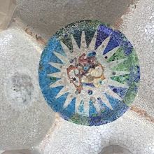 列柱ホールの天井にある破砕タイルの『バラ装飾』