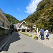 京王線高尾山口駅から徒歩数分の所にあるケーブルカーの駅です。