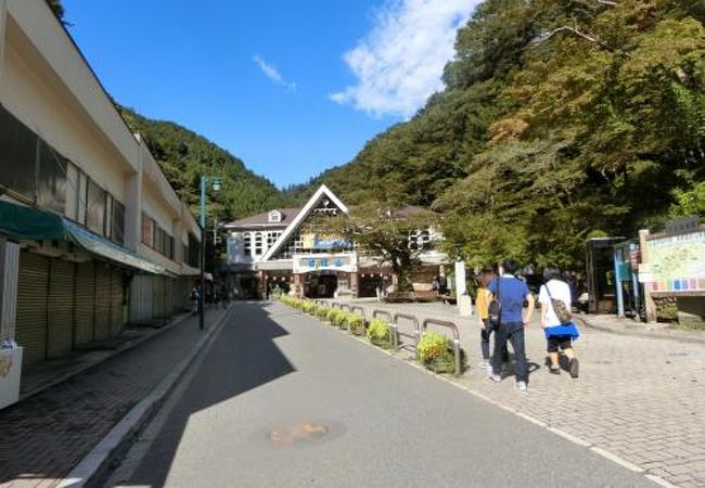 京王線高尾山口駅から徒歩数分の所にあるケーブルカーの駅です。