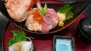 新鮮なネタの丼たち