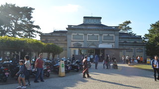 平常展も見応えがありますが、正倉院展は混雑が過ぎます