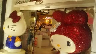 キャラクターグッズもあればお土産などのお菓子も沢山販売されている