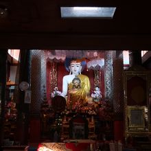 仏像の前の一段上がったところは女人禁制でした