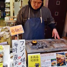 ちょいちょいこんな感じの食べ歩きスポット。中国語案内がある。