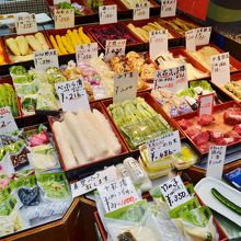 同時に明らかに地元の人向けの店舗も健在。