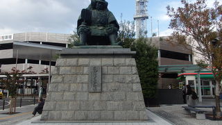 要害山登山の後、甲府駅南口に建っている武田信玄公銅像を見に行きました