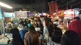 飲食エリアは大混雑