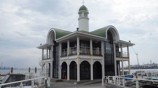 渡って建物の中に入ってみても