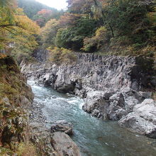 鳩ノ巣渓谷の渓流と奇岩・巨岩