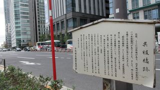 説明板が立っています