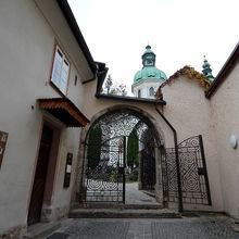 大聖堂からホーエンザルツブルク城へ向かう手前、右側に入口