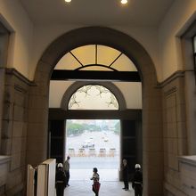 正面玄関を中から