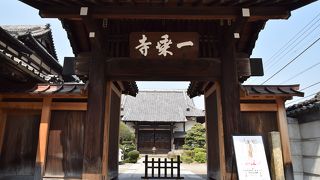 言問通り沿いの立派なお寺
