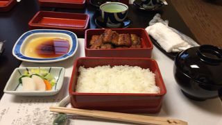 ご飯、やわめの美味しいうなぎ