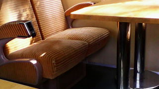 観光列車での旅行気分で食事を楽しめます