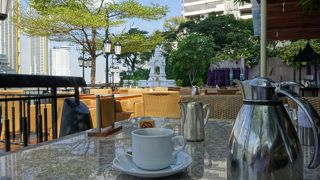 チャオプラヤー川をながめるカフェレストランです。