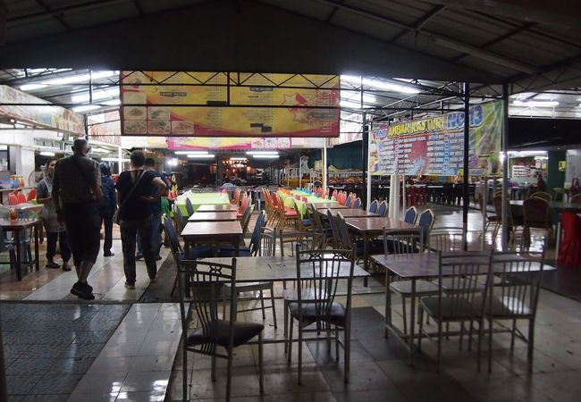 市内中心部の北に位置するナイトマーケット