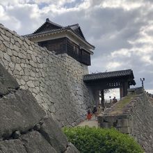 門の前の坂道は少し急です。