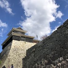 太鼓櫓の石垣をＵターンするように登った先です。