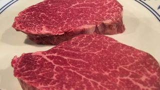 牛肉が好きだ！という人は一度はここでお肉を食べていないともぐりです。