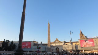 広場を囲む噴水や・・・