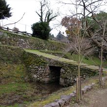 秋月状正門に至る瓦坂