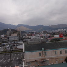 部屋の窓からは鉄輪の街並みが展望できます。