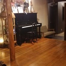 ロビーにピアノ