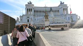 ヴェネツィア広場は、テルミニ駅に次ぐローマの交通の要所です。