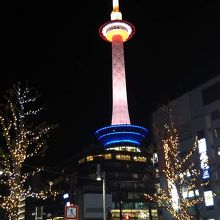 夜の京都タワー。クリスマスの雰囲気
